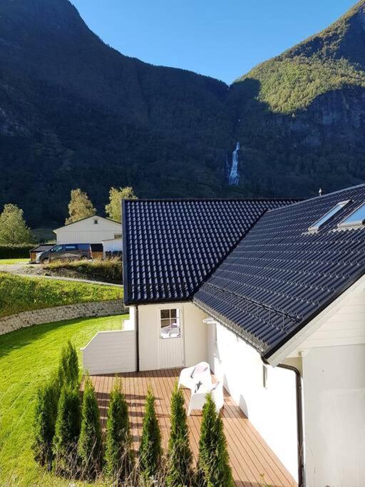 Cheerful 4-Bedroom Home With Fireplace, 1,5Km From Flam Center Aurland Exterior foto